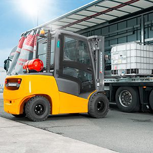 Jungheinrich forklift loading pallet onto back ot lorry trailer